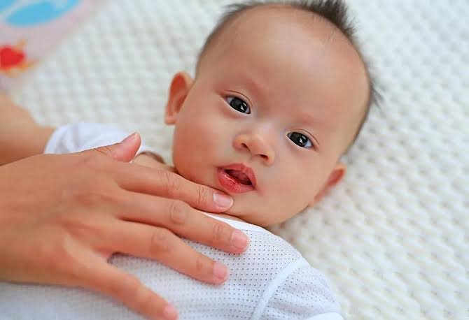 milk blisters on newborn lips
