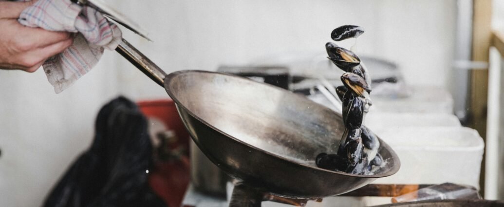 how to season a wok