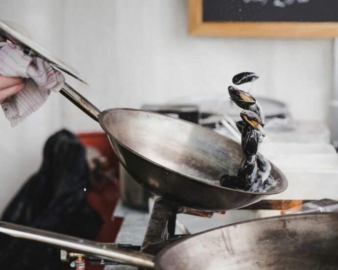 how to season a wok